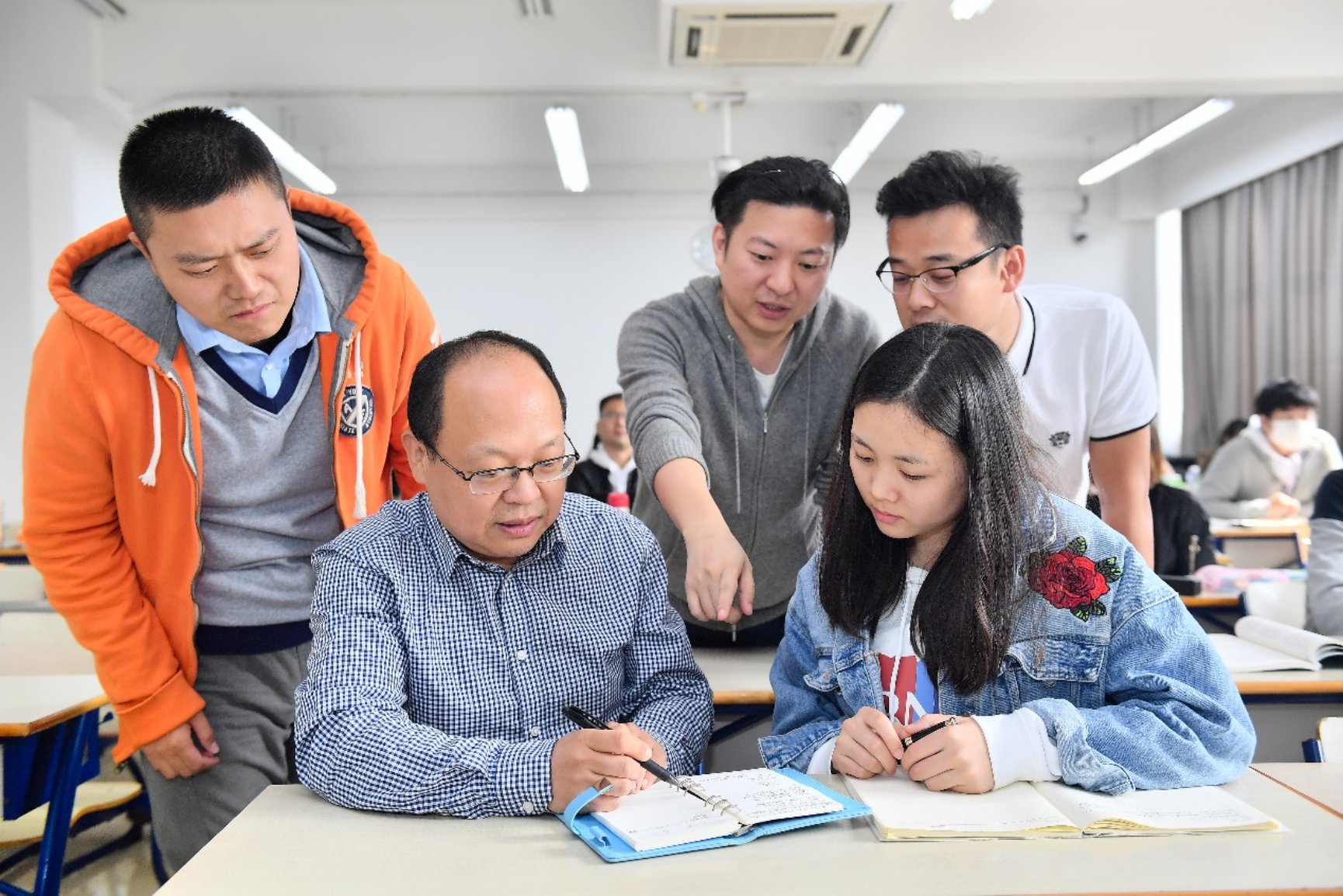 D:\课题申报研究与评奖\北京市教学名师\北京市教学名师\崔学刚申报材料\崔学刚-最终申报材料\崔学刚-最终申报材料\东京热在线
-崔学刚-照片2.jpg